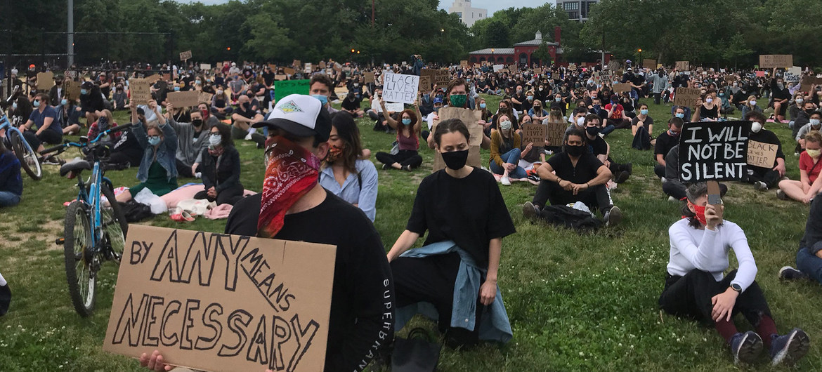 © Sarah Scaffidi: Manifestantes pacíficos en el parque McCarren en Brooklyn, Nueva York, guardan 20 minutos de silencio por las personas que han muerto a causa del racismo.