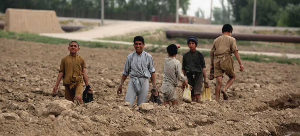 Banco Mundial/Ghullam Abbas Farzami Niños agricultores trabajan en la provincia de Balkh, en Afganistán.