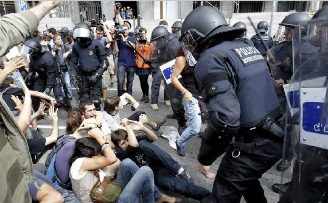 Desalojo de una acampada en la Plaza de Catalunya de Barcelona en las protestas del 15M de 2011