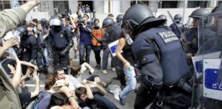 Desalojo de una acampada en la Plaza de Catalunya de Barcelona en las protestas del 15M de 2011