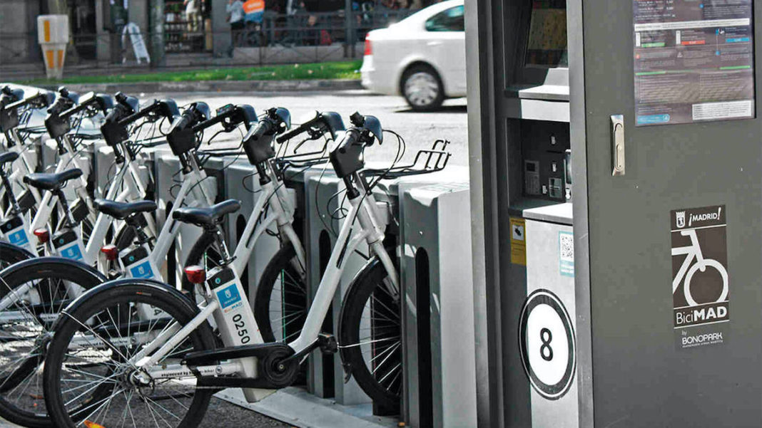 Estacionamiento para bicicletas eléctricas del servicio público BiciMad en Madrid