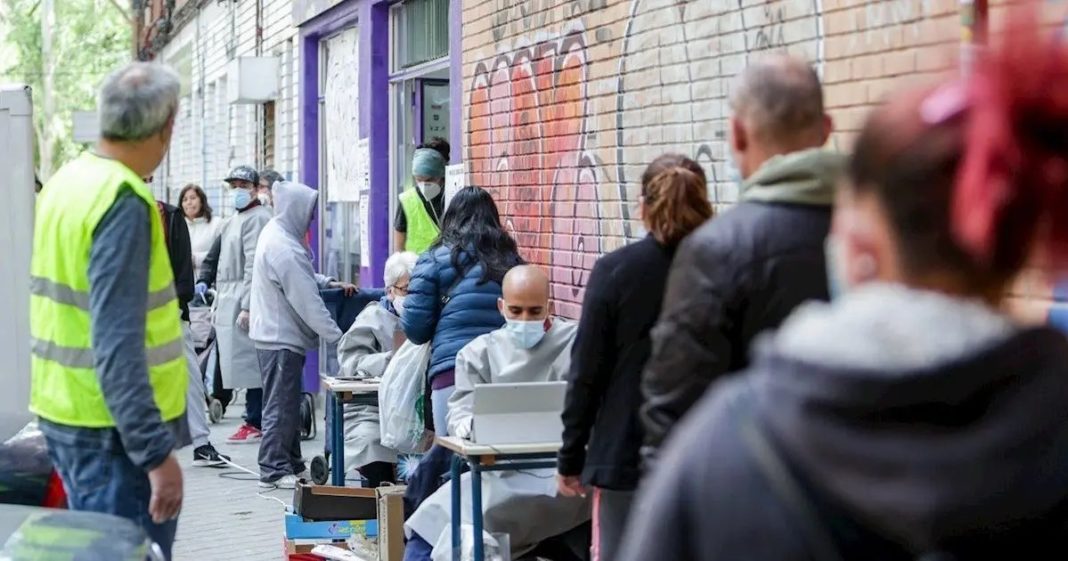 Colas del hambre ante comedores sociales en municipios de la Comunidad de Madrid