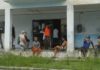 Clientes mantienen la distancia y usan mascarillas protectoras para prevenir el contagio de la enfermedad covid-19 mientras aguardan en el exterior de una farmacia para adquirir medicamentos, en el municipio de 10 de Octubre de La Habana, en Cuba. Foto: Jorge Luis Baños/IPS