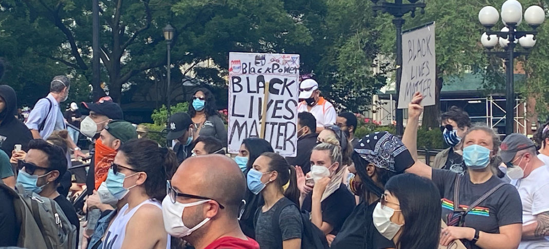 Manifestación en la ciudad de Nueva York para exigir justicia y protestar contra el racismo en los Estados Unidos, tras la muerte del ciudadano afroamericano George Floyd mientras estaba bajo custodia policial.