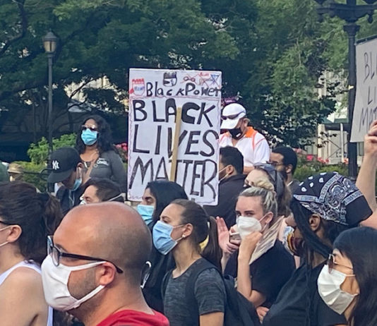Manifestación en la ciudad de Nueva York para exigir justicia y protestar contra el racismo en los Estados Unidos, tras la muerte del ciudadano afroamericano George Floyd mientras estaba bajo custodia policial.