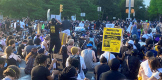 ONU/Shirin Yaseen Un grupo de manifestantes contra la injusticia racial se reúne pacíficamente en el barrio neoyorquino de Brooklyn