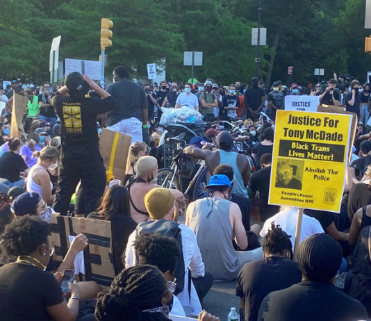 ONU/Shirin Yaseen Un grupo de manifestantes contra la injusticia racial se reúne pacíficamente en el barrio neoyorquino de Brooklyn