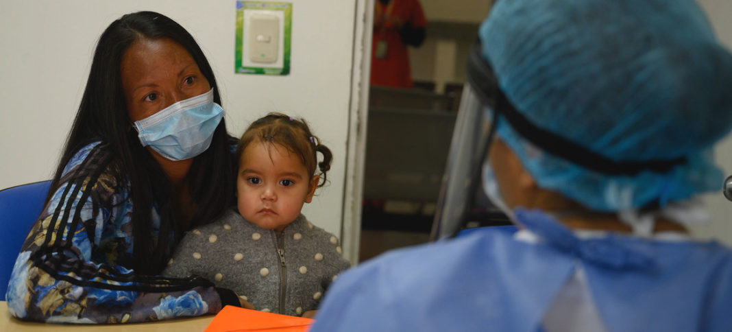 OPS Una mujer y su hija en un hospital de Colombia durante la pandemia de COVID-19
