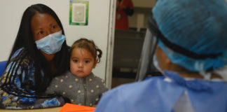 OPS Una mujer y su hija en un hospital de Colombia durante la pandemia de COVID-19