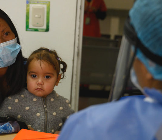 OPS Una mujer y su hija en un hospital de Colombia durante la pandemia de COVID-19