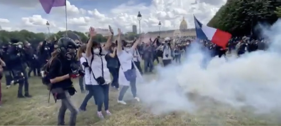 París, 16 de junio de 2020, gases lacrimógenos  contra el personal sanitario en la explanada de Invalides