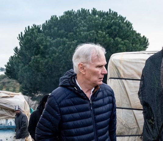 © Bassam Khawaja: El anterior relator especial de la ONU sobre pobreza extrema, Philip Alston, en un campamento de trabajadores migrantes en la ciudad española de Huelva, en Andalucía, España.