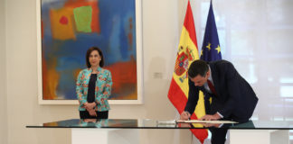 El presidente del Gobierno, Pedro Sánchez, y la ministra de Defensa, Margarita Robles, durante la firma de la Directiva de Defensa Nacional 2020. Moncloa, Fernando Calvo