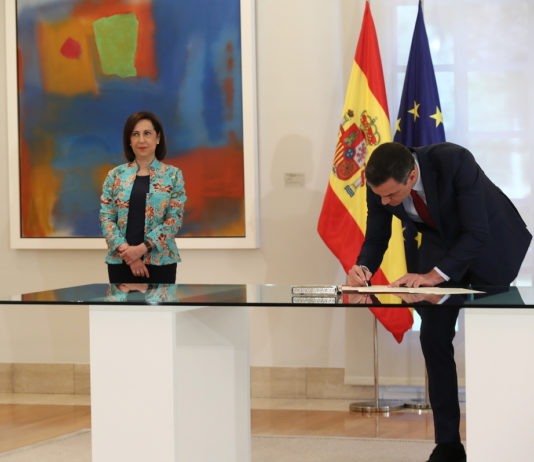 El presidente del Gobierno, Pedro Sánchez, y la ministra de Defensa, Margarita Robles, durante la firma de la Directiva de Defensa Nacional 2020. Moncloa, Fernando Calvo