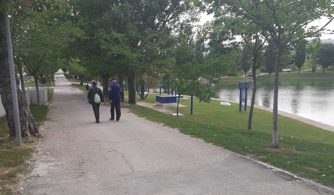 Tres Cantos, mayores de setenta años paseando por el lago del Parque Central