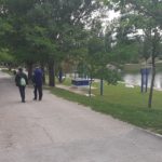 Tres Cantos, mayores de setenta años paseando por el lago del Parque Central