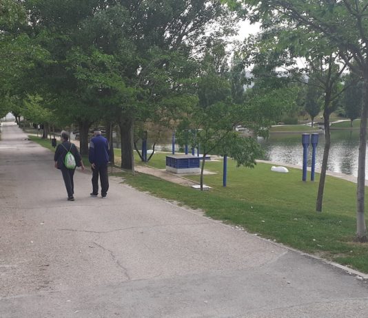 Tres Cantos, mayores de setenta años paseando por el lago del Parque Central
