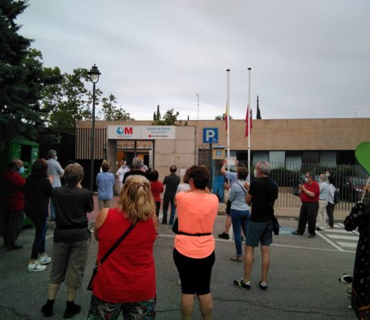 Tres Cantos: vecinos se concentran delante del ambulatorio en reivindicación de una sanidad pública fuerte