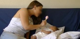 Madre interactúa con su bebé con una maraca © UAM