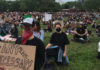 © Sarah Scaffidi: Manifestantes pacíficos en el parque McCarren en Brooklyn, Nueva York, guardan 20 minutos de silencio por las personas que han muerto a causa del racismo.