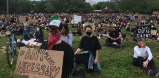 © Sarah Scaffidi: Manifestantes pacíficos en el parque McCarren en Brooklyn, Nueva York, guardan 20 minutos de silencio por las personas que han muerto a causa del racismo.