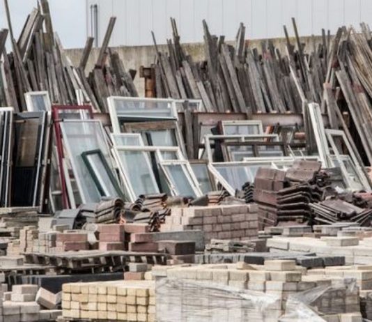 Almacén de materiales reutilizables de edificios deconstruidos. Foto: HildaWeges Photography / Shutterstock