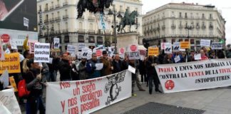 Manifestación vecinal en Sol contra la venta de viviendas públicas a fondos buitre