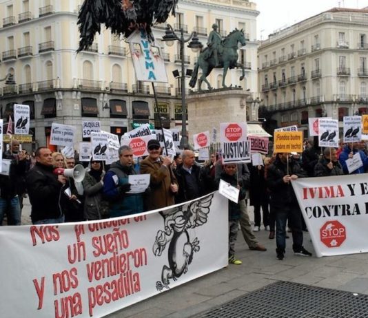 Manifestación vecinal en Sol contra la venta de viviendas públicas a fondos buitre