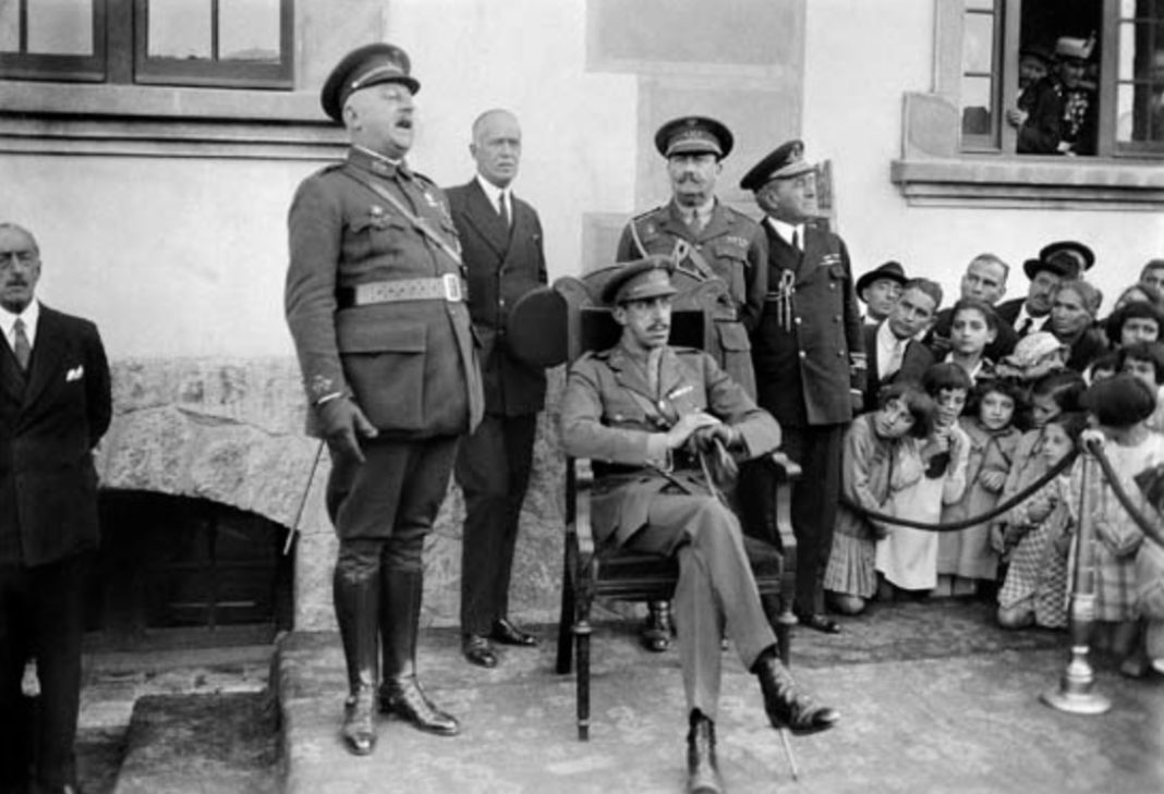 Alfonso XIII presidiendo un acto, con el General Primo de Rivera y el General Berenguer