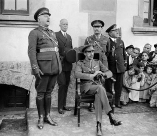 Alfonso XIII presidiendo un acto, con el General Primo de Rivera y el General Berenguer