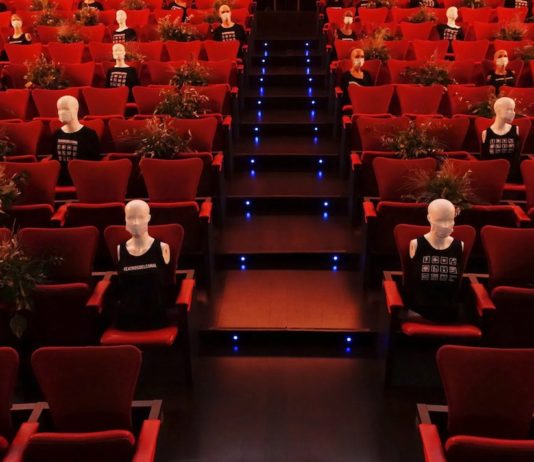 Sala roja del Canal con maniquíes para verificar el aforo por la COVID-19