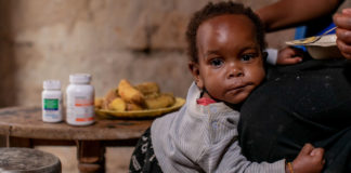 Lighton, de un año, recibe medicina pediátrica para el VIH todos los días en su casa en Mbarara, Uganda.