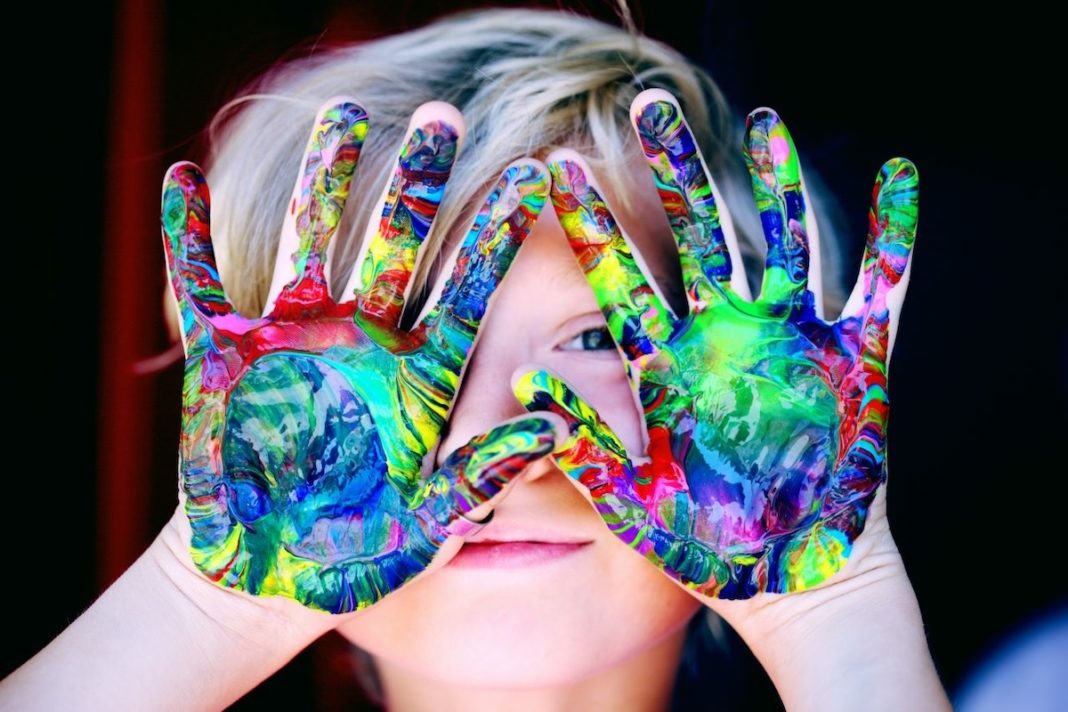 manos pintadas naturaleza colores