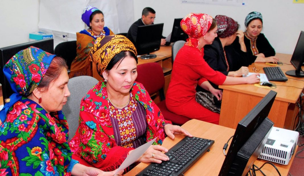 Banco Mundial: Un grupo de mujeres dedicadas al campo de la estadística procesan datos para su análisis en Turkmenistán.