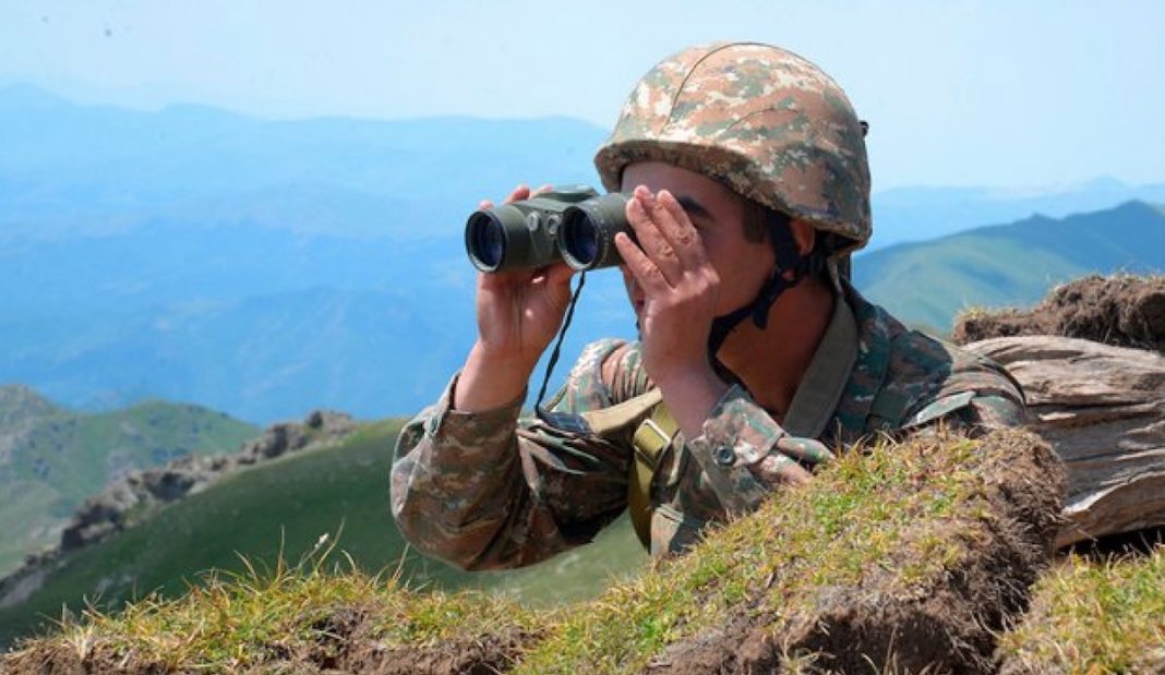 Soldado armenio vigila frontera Azeirbayán