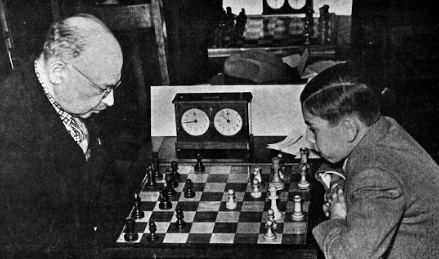 Tartakower juega ante el  ‘niño prodigio’ español, Arturo Pomar, en el torneo de Londres, 1946