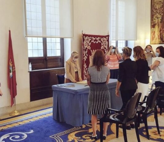 La concejala de Maas Madrid Maysoun Douas oficia una boda entre dos mujeres. 19SEP2020