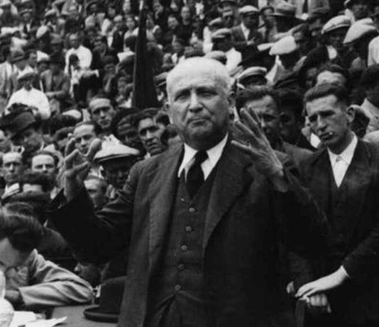 Largo Caballero en un mitin