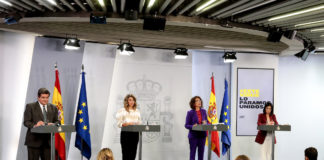 La ministra de Hacienda y portavoz del Gobierno, María Jesús Montero, la ministra de Trabajo y Economía Social, Yolanda Díaz, el ministro de Inclusión, Seguridad Social y Migraciones, José Luis Escrivá, y la ministra de Política Territorial y Función Pública, Carolina Darias, comparecen ante los medios de comunicación, en la rueda de prensa posterior al Consejo de Ministros. 29SEP2020