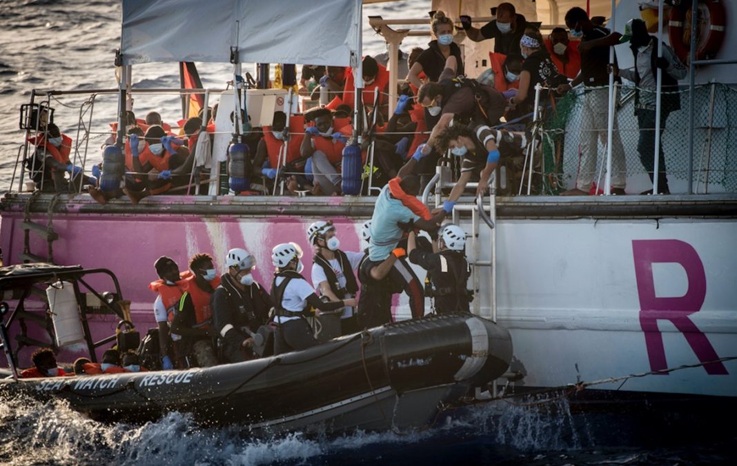 Rescate de personas migrantes por Sea-Watch en el Mediterráneo © Thomas Lones