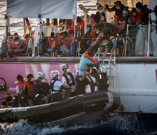 Rescate de personas migrantes por Sea-Watch en el Mediterráneo © Thomas Lones