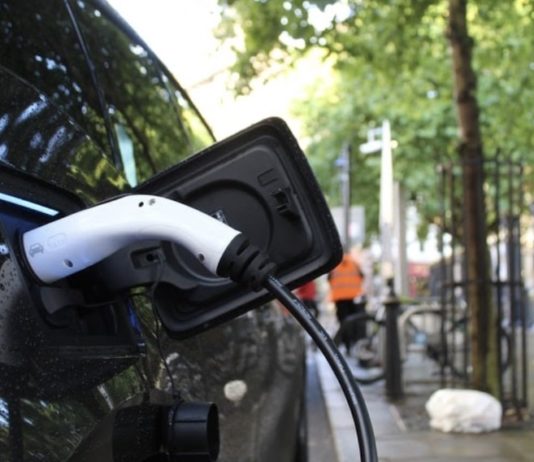 vehículo eléctrico recarga