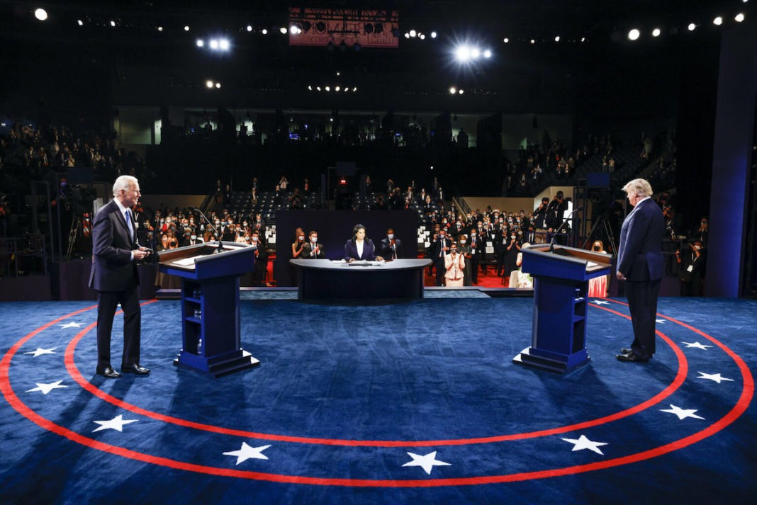 El presidente Donald Trump y el candidato demócrata a la presidencia Joe Biden participan en el debate presidencial final en la Universidad de Belmont, el jueves 22 de octubre de 2020, en Nashville, Tennessee (Jim Bourg / Pool vía AP)