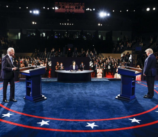 El presidente Donald Trump y el candidato demócrata a la presidencia Joe Biden participan en el debate presidencial final en la Universidad de Belmont, el jueves 22 de octubre de 2020, en Nashville, Tennessee (Jim Bourg / Pool vía AP)