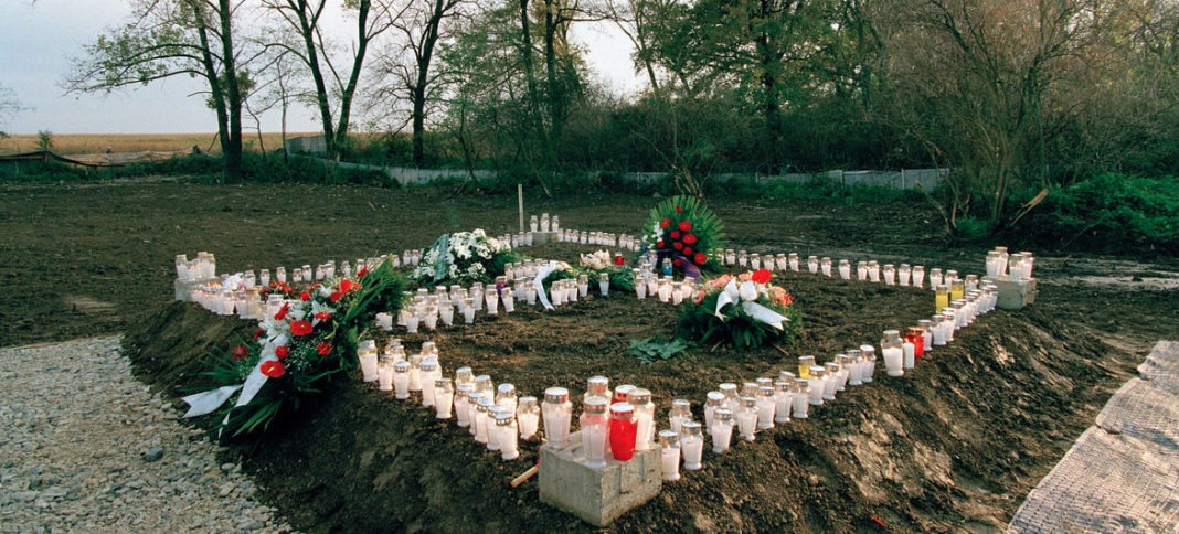 UN Photo/Eric Kanalstein: Velas y arreglos florales en una fosa común en Ovcara, Croacia, donde unos 200 civiles fueron asesinados en 1994.