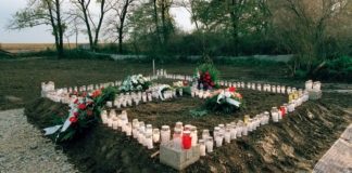 UN Photo/Eric Kanalstein: Velas y arreglos florales en una fosa común en Ovcara, Croacia, donde unos 200 civiles fueron asesinados en 1994.