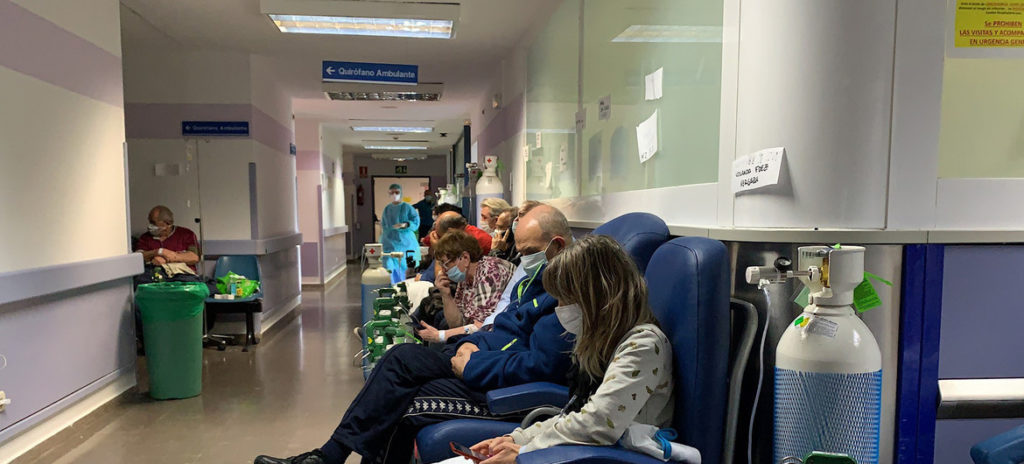 OMS/Luis Díaz Izquierdo: Pacientes esperan en un pasillo del hospital Severo Ochoa en Madrid, en la primavera de 2020