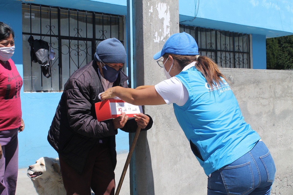 Quito: Lilia Yunda, presidenta de la Unidad Patronato Municipal San José, encabeza la Brigada Patronato a tu lado, que visita en sus hogares a adultos mayores en situación de extrema pobreza, en la parroquia de Lloa, al sur occidente de la capital.