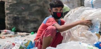 Un niño de 12 años clasifica desechos plásticos peligrosos sin ninguna protección, en Daca, la capital de Bangladesh, en una ocupación con la que busca apoyar a su familia, donde los adultos se quedaron sin trabajo tras el cierre de las actividades para controlar la expansión de la covid. Foto: Parvez Ahmad/Unicef