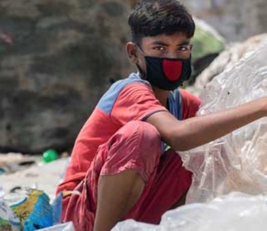 Un niño de 12 años clasifica desechos plásticos peligrosos sin ninguna protección, en Daca, la capital de Bangladesh, en una ocupación con la que busca apoyar a su familia, donde los adultos se quedaron sin trabajo tras el cierre de las actividades para controlar la expansión de la covid. Foto: Parvez Ahmad/Unicef